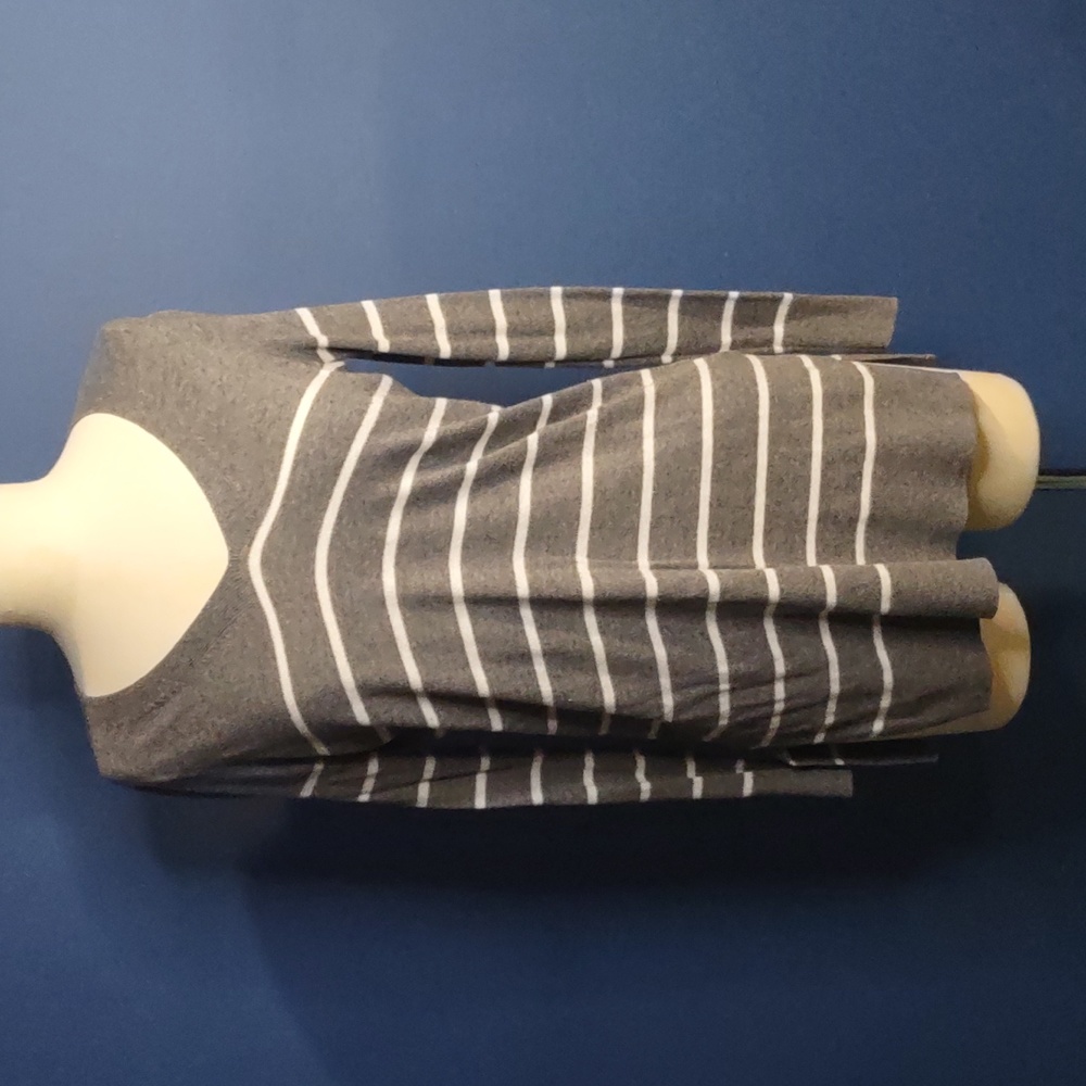 4/$20 Old Navy This Knit V Neck Sweater sz XS